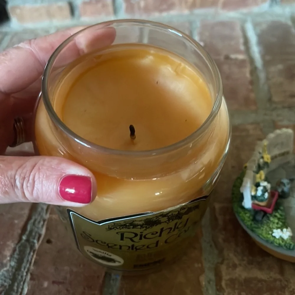 Empire Richly Scented Vanilla Jar Candle w/ Garden Themed Resin Topper